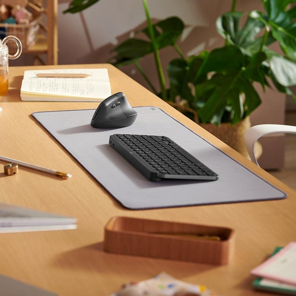 Mouse Sem Fio Logitech Lift, 4000 DPI, 6 Botões, Bluetooth, Ergonômico, Clique Silencioso, USB, Grafite - 910-006466 - Imagem 6